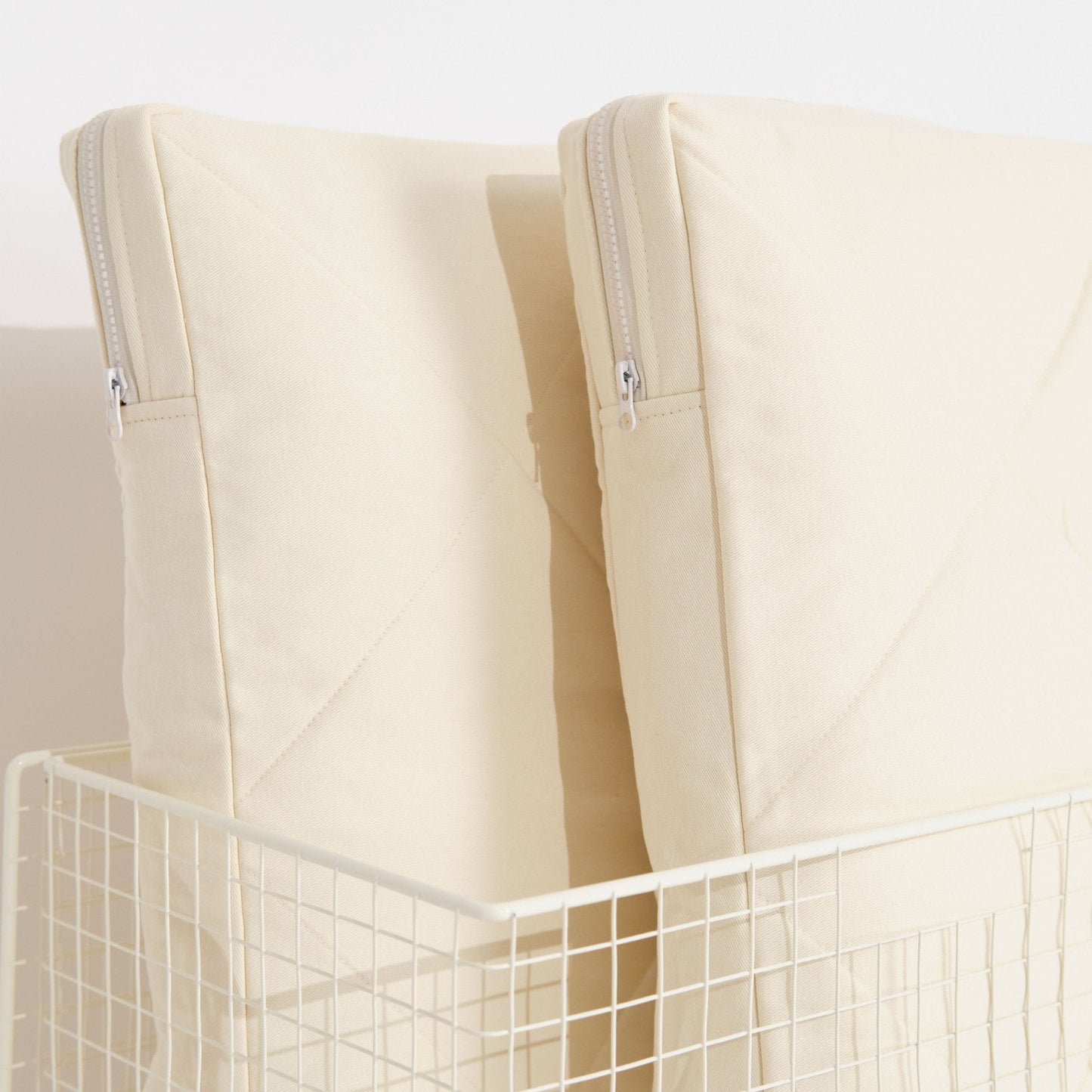 Cover with a zipper