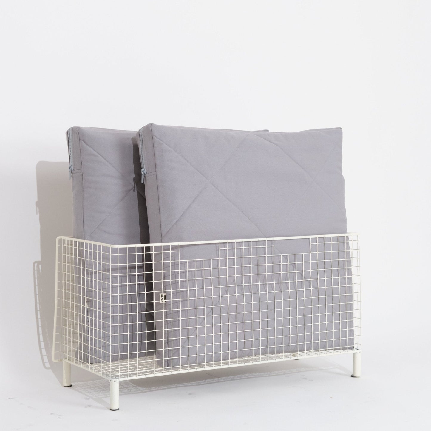 Cover with a zipper